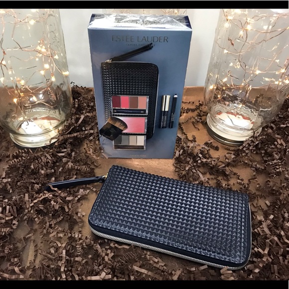 Estée Lauder travel make up - Picture 2 of 5